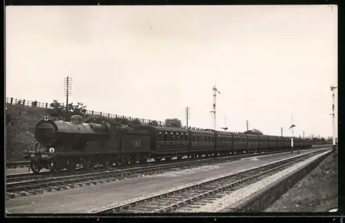 AK Britische Lokomotive Nr. 767 mit Tender und 15 Personenwaggons, englische Eisenbahn