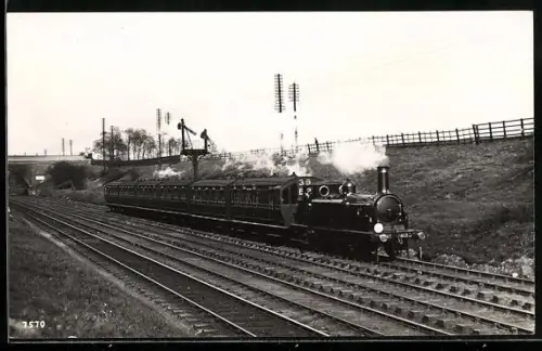 AK Britische Lokomotive Nr. 633 mit sechs Personenwaggons, englische Eisenbahn
