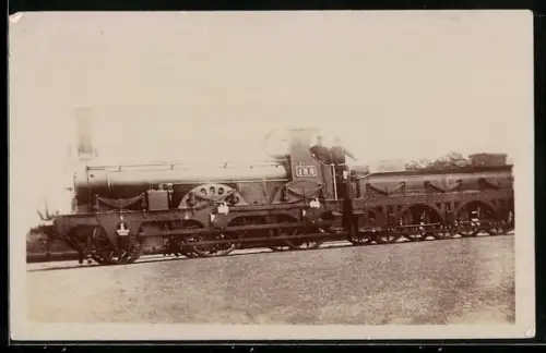 AK Britische Lokomotive Nr. 186 mit Lokführer und Heizer, englische Eisenbahn