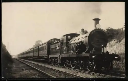 AK Britische Lokomotive der SE & CR mit Lokführer auf dem Fahrstand, englische Eisenbahn