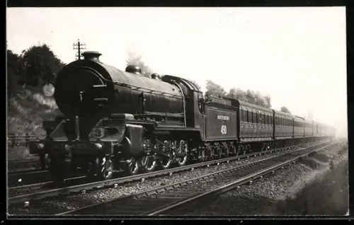AK Britische Lokomotive Nr. 490 der Southern Railway mit Personenzug nahe Clapham, englische Eisenbahn
