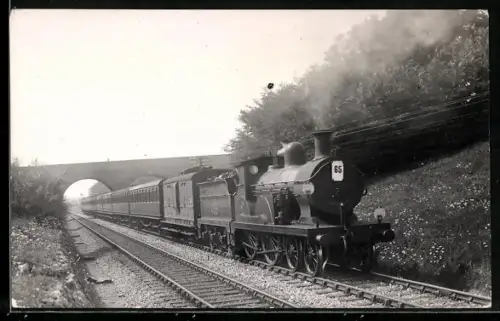 AK Britische Lokomotive Nr. 459 der Southern Railway mit Personenzug nach Unterfahren einer Brücke, englische Eisenbahn