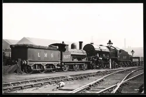 AK Britische Lokomotive Nr. 8177 der LMS mit Lokomotive 6147 zusammengekoppelt, englische Eisenbahn