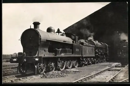 AK Britische Lokomotive Nr. 5826 der LMS mit Kohlentender vor einem Lokschuppen, englische Eisenbahn