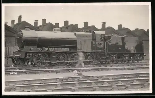 AK Britische Lokomotive Nr. 9505 der LMS mit Kohlentender vor einem Bahndepot, englische Eisenbahn
