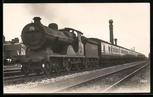 AK Britische Lokomotive mit Kohlentender und Personenwaggons in Fahrt, englische Eisenbahn