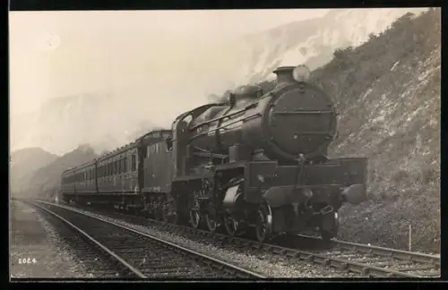 AK Britische Lokomotive Nr. 890 mit Personenzug nahe Folkestone, englische Eisenbahn