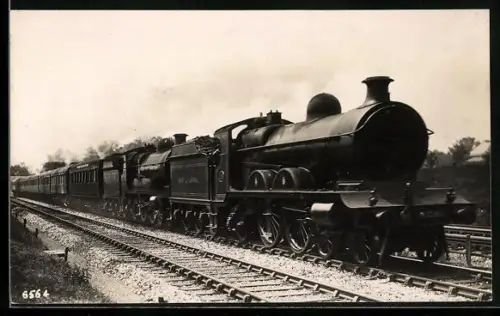AK Britische Lokomotive Nr. 1088 der Great Central Railway mit weiterer Lokomotive und Personenzug, englische Eisenbahn