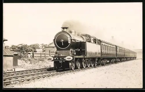 AK Britische Lokomotive mit Personenwaggons in voller Fahrt, englische Eisenbahn