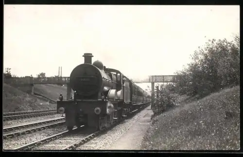 AK Britische Lokomotive Nr. 1022 mit Expresszug nahe Mill Hill, englische Eisenbahn