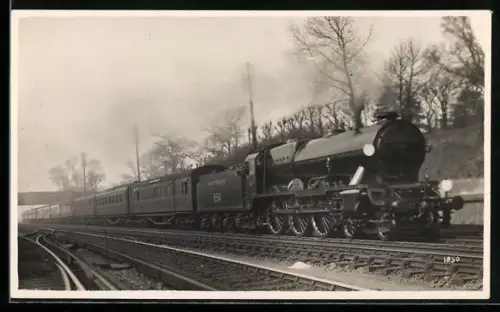 AK Britische Lokomotive Nr. 854 der Southern Railway mit Kohlentender und Personenzug, englische Eisenbahn