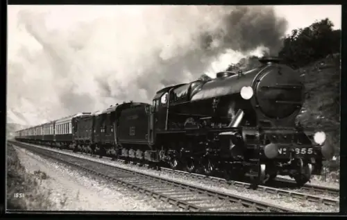 AK Britische Lokomotive Nr. 855 der Southern Railway mit Personenwaggons in voller Fahrt, englische Eisenbahn