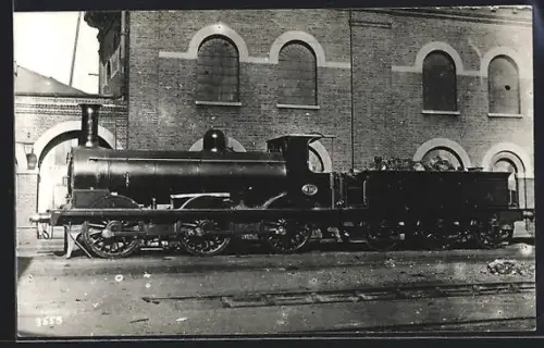 AK Britische Lokomotive Nr. 416 mit Kohlentender in einem Bahndepot, englische Eisenbahn