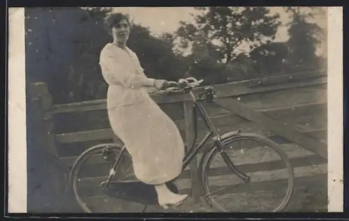 AK Junge Frau fährt mit ihrem Fahrrad
