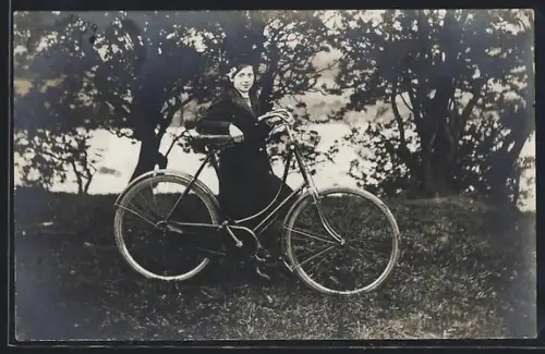 Foto-AK Junge Frau mit ihren Fahrrad am Seeufer