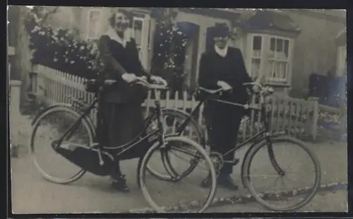AK Frau und Mann jeweils mit ihrem Fahrrad vor einem Anwesen