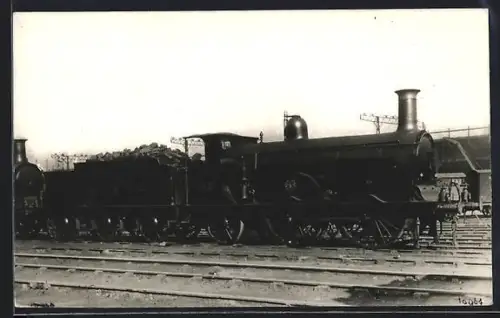 AK Britische Lokomotive Nr. 192 der LBSC mit Tender auf einem Abstellgleis, englische Eisenbahn