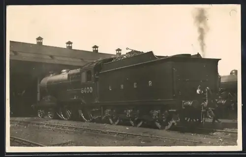 AK Britische Lokomotive Nr. 6400 der LNER mit Tender vor einem Lokschuppen, englische Eisenbahn