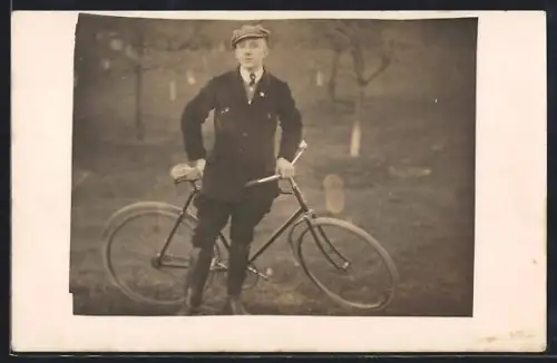 Foto-AK Junger Mann mit seinem Fahrrad