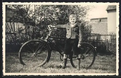 Foto-AK Junge mit Fahrrad in einem Garten