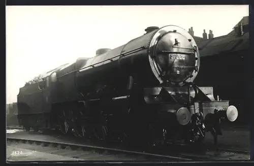 AK Britische Lokomotive Nr. 6144 mit Kohlentender in einem Bahndepot, englische Eisenbahn