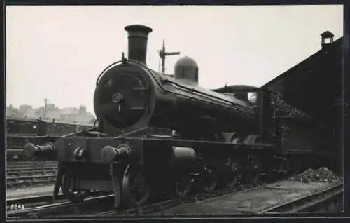 AK Britische Lokomotive Nr. 17927 der LMS vor einem Lokschuppen, englische Eisenbahn