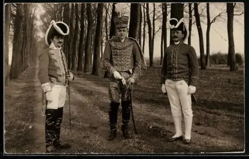 AK Gorinchem, Gorkum 1914, Drei Männer in historischen Uniformen