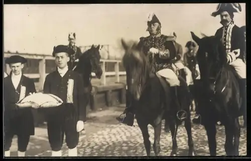 AK Gorinchem, Gorkum 1914, Reiter in historischen Uniformen, Zeremonielle Übergabe
