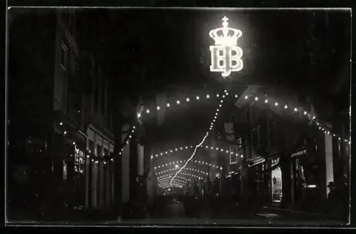 Foto-AK Gorinchem, Nächtliche Strasse mit Leuchtgirlanden und Krone