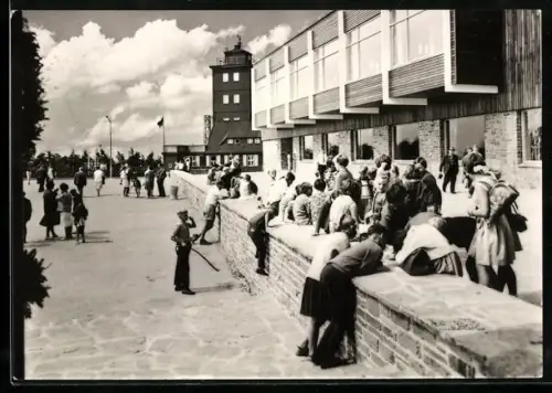 AK Oberwiesenthal, Fichtelberghaus, Terrasse, Aussichtsturm, Sommergäste