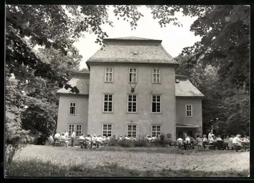 AK Schwarzburg /Thür Wald, HO Gaststätte Fasanerie, Gartenansicht mit Gästen