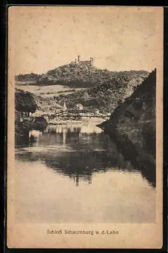 AK Schaumburg /Lahn, Burg Schaumburg vom Wasser aus, Brücke, Ort