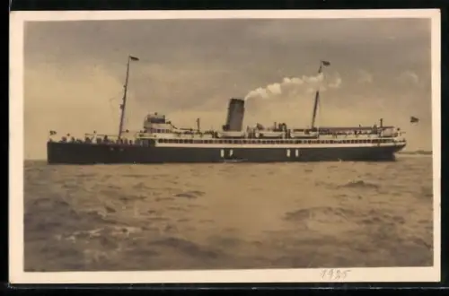 AK Turbinen-Schnelldampfer Kaiser der Hamburg-Amerika Linie auf See, Passagierschiff