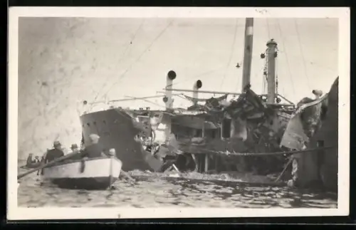 Foto-AK Frachtschiff Florida mit schwer beschädigtem Vorschiff im Hafen, Seenotrettung