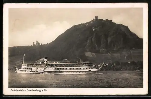 AK Rheindampfer Rheinland passiert Drachenfels und Drachenburg, -Fahne am Heck