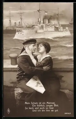 AK Matrose mit seiner Liebsten, im Hintergrund Küstenverteidigungsschiff