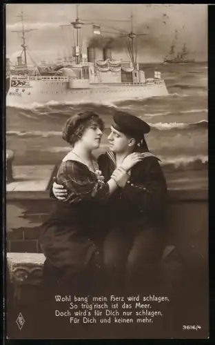 AK Matrose mit seiner Liebsten, im Hintergrund Kriegsschiff