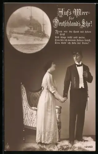 AK Fähnrich der Kaiserlichen Marine mit Dolch zusammen mit seiner Liebsten, Kreuzer unter Dampf
