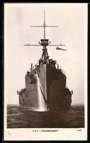 AK Britisches Kriegsschiff HMS Dreadnought in Bugansicht