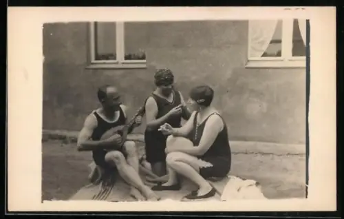 Foto-AK Gruppe in Badeanzügen mit Laute 1926