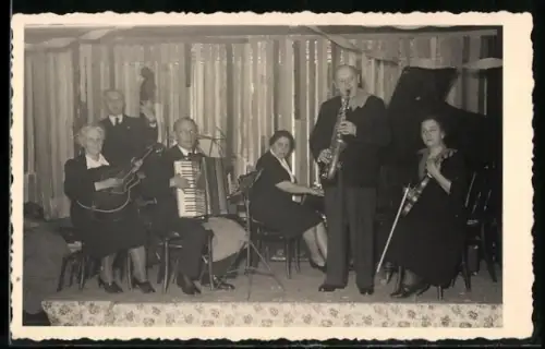Foto-AK Gruppe mit Akkordeon, Gitarre, Geige und Klavier