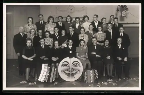 Foto-AK Gruppenfoto mit Fächern und Akkordeons