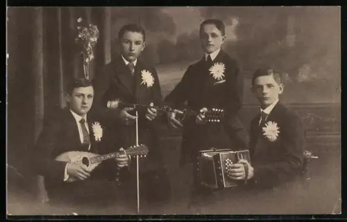 Foto-AK Vier Männer mit Akkordeon und Lauten
