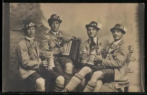 Foto-AK Vier Männer in Trachten mit Bierkrügen und Akkordeon