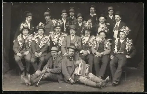 AK Gruppe in Trachten mit Akkordeon 1914