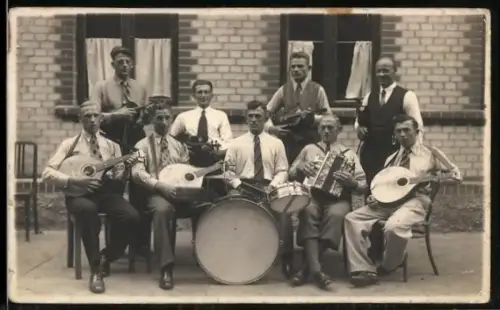 Foto-AK Manner mit Akkordeon, Trommeln und Streichinstrumenten