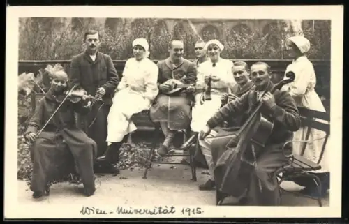 Foto-AK Gruppe der Wien-Universität mit Geige, Laute und Cello 1915