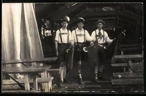 Foto-AK Drei Männer in Trachten mit Blasinstrumenten