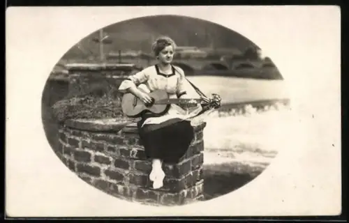 Foto-AK Dame auf einer Mauer mit Gitarre