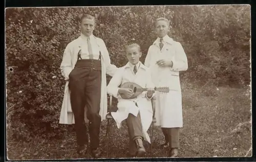 Foto-AK Drei Männer im Garten mit Laute